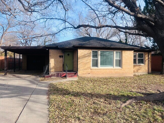 Building Photo - 2013 S Milam St