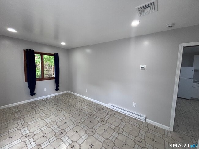 Building Photo - 409 Oak Ave