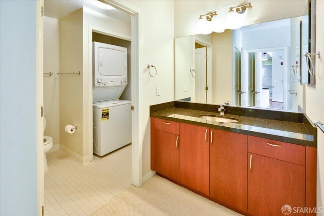 Building Photo - 88 King St