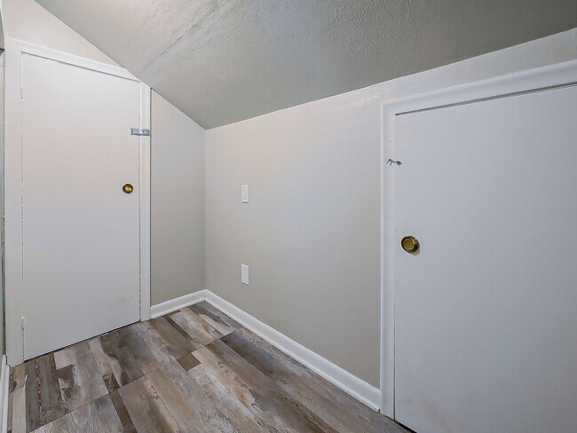 Building Photo - AVAILABLE NOW! Spacious 4-Bed Gem in the Heart of Clawson!