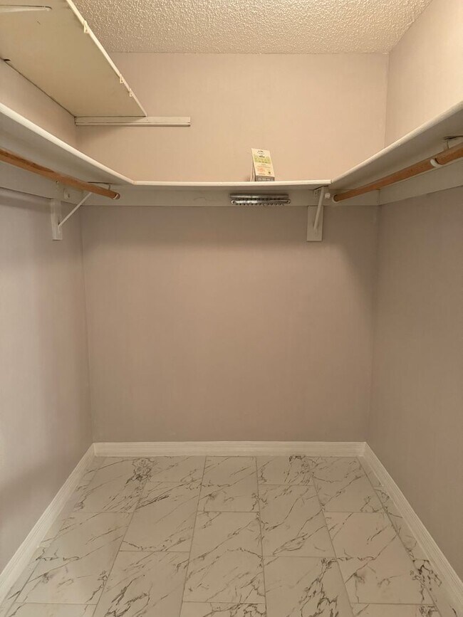 Building Photo - Two bedroom two bathroom townhome!