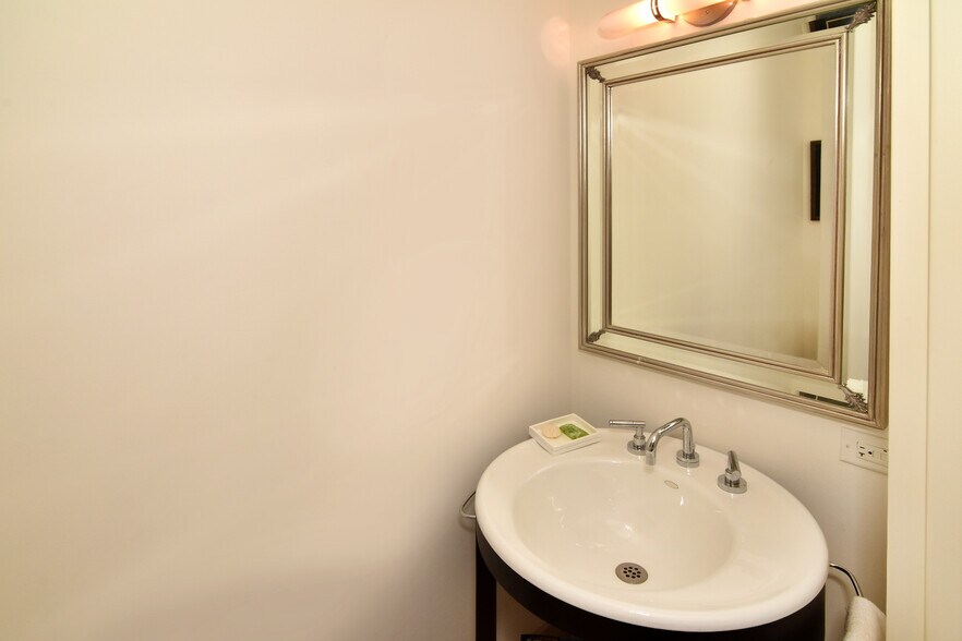 Half Bath - 175 Huguenot St