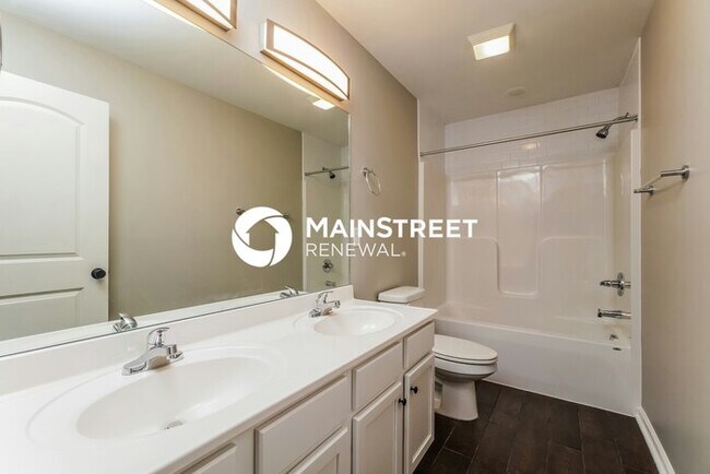 Building Photo - 3 Bedroom Pet-Friendly Home in Jeffersonville, IN with Main Street Renewal
