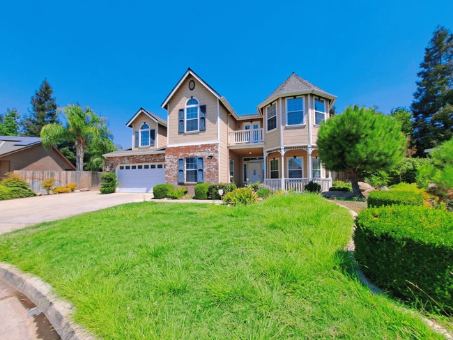 Building Photo - Elegant 4 Bedroom Home w/ Upstairs Loft Mo...