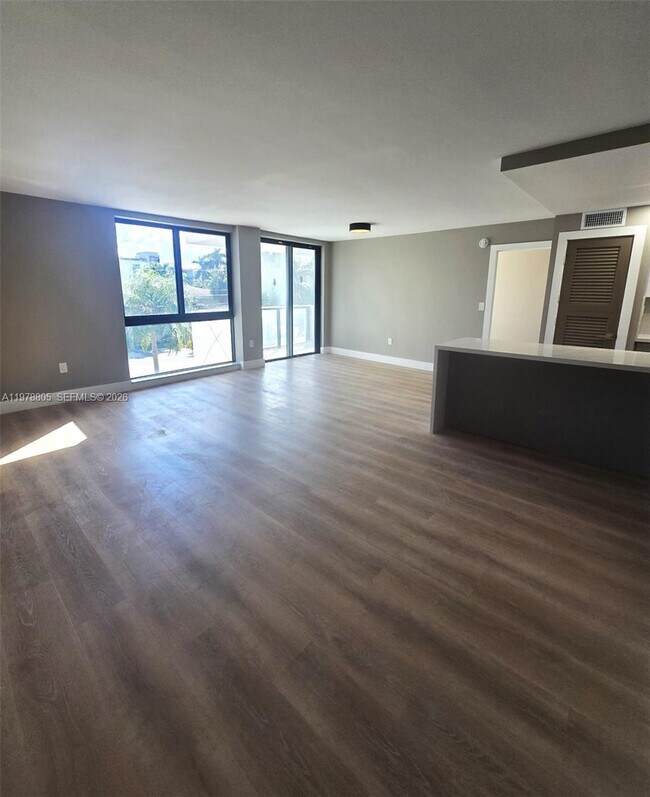 Building Photo - 9800 W Bay Harbor Dr