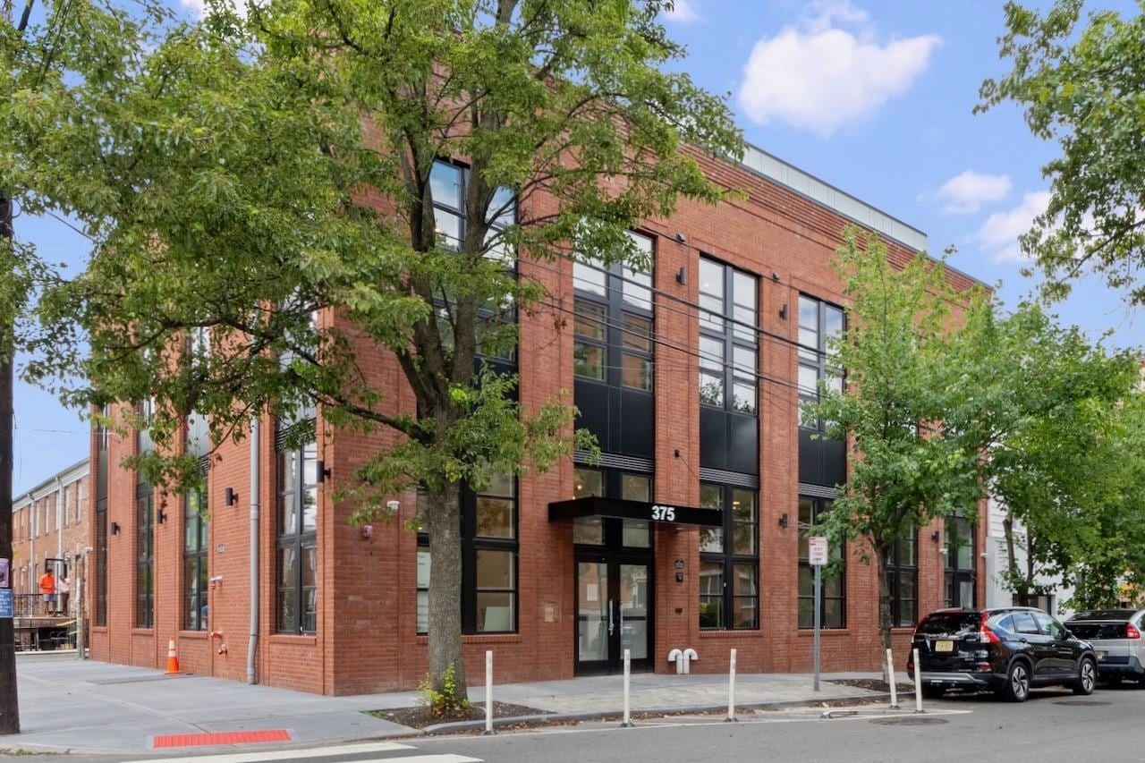 Building Photo - 375 Monmouth St