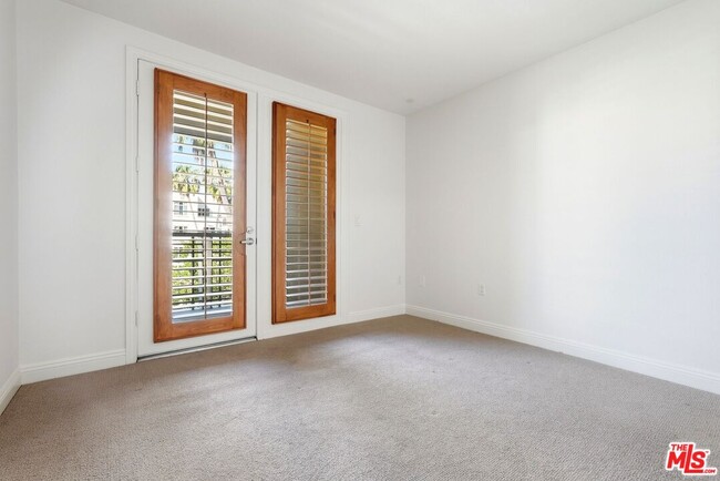 Building Photo - 5831 Seawalk Dr