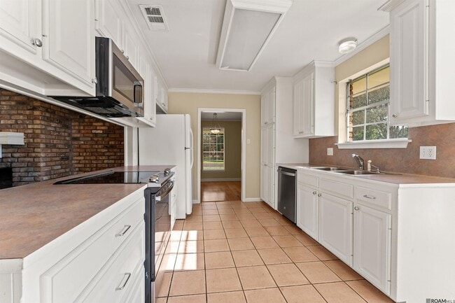 Building Photo - 685 Daventry Dr