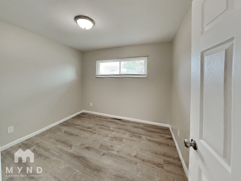 Building Photo - 654 Hillsdale Dr