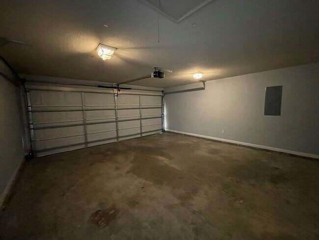 Building Photo - $400 Move In Discount! Comfortable 3-Bedroom Home with Open Layout