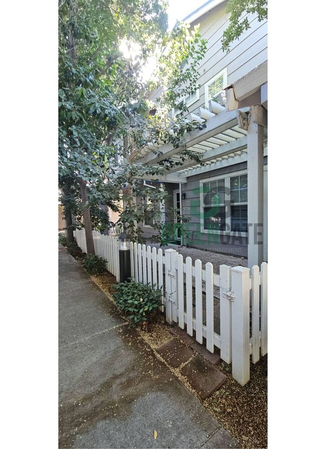 Building Photo - Charming 3 Bedroom 2 Bath Condo in TRACY! ...
