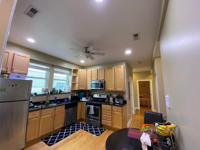 Building Photo - 3657 N Janssen Ave