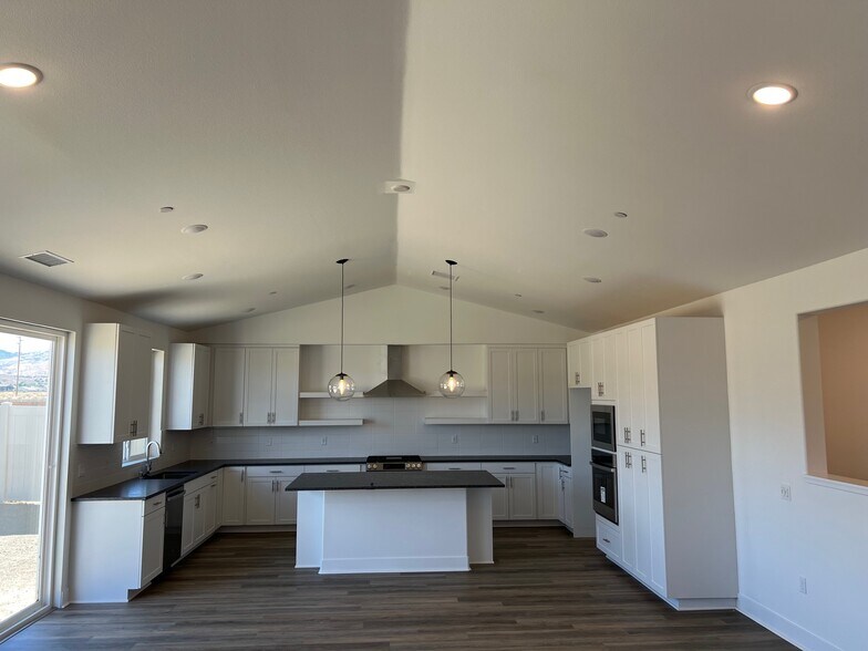 Kitchen with high ceiling - 1840 Vincent Dr
