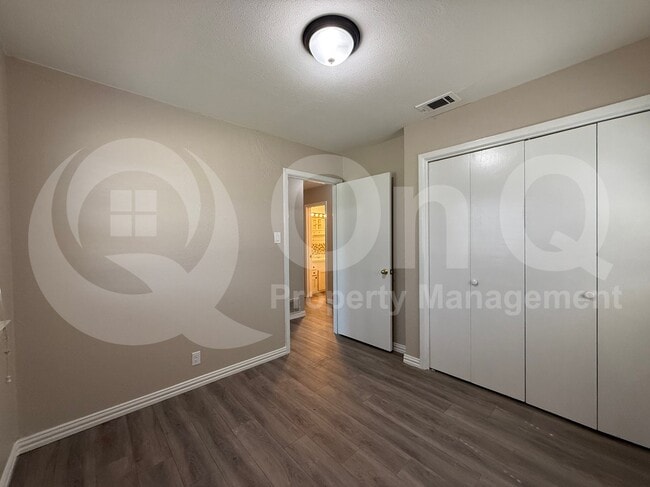 Building Photo - 362 S Shore Pl