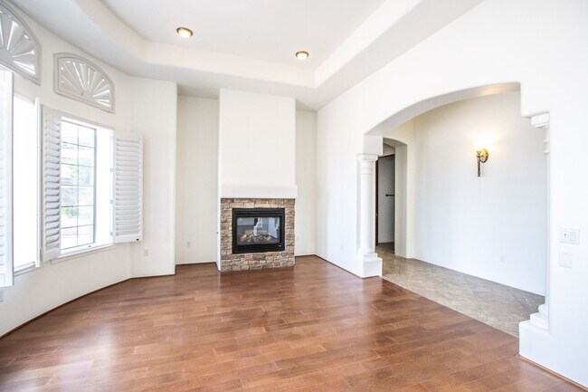 Building Photo - Oh Wow!! Beautiful 5BR/3.5BA Custom Home w...