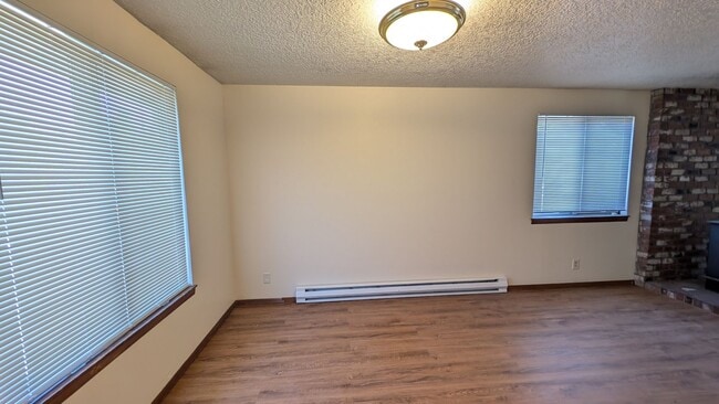 Building Photo - 2 bedroom 1 bath duplex