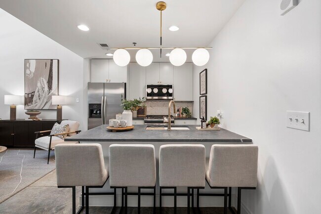 Building Photo - 905 Juniper St NE