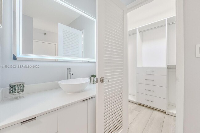 Building Photo - 100 Lincoln Rd