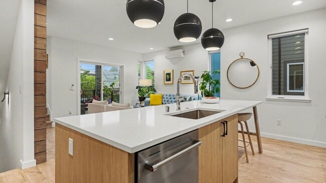 Building Photo - 3Bd/2.25Ba Seattle Townhouse