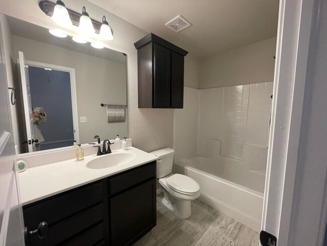 Building Photo - 3 bed Yukon