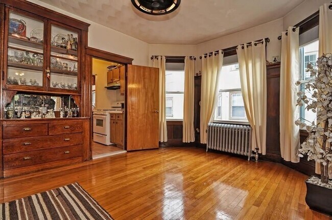 Living/Dinning room - 28 Quincy St