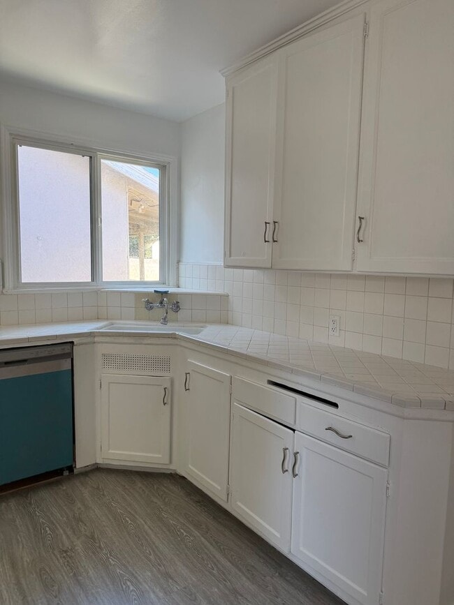 Building Photo - Van Nuys, 2br -1ba HOME