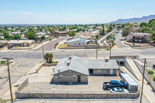 Building Photo - Beautiful 2 bed - 1 baths apartment  part of a TRIPLEX
