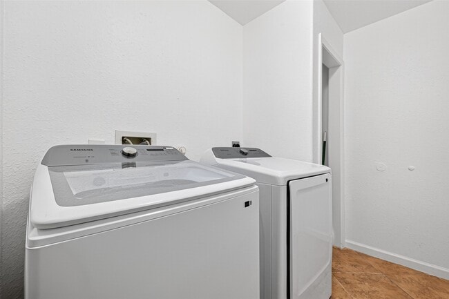 Building Photo - 22727 Tara Way Dr