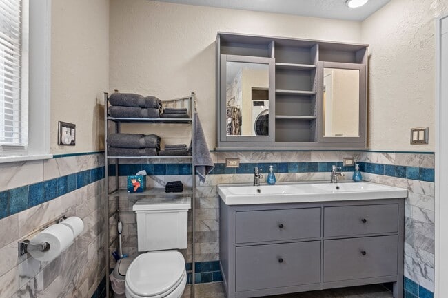 Building Photo - 1526 Lawson St