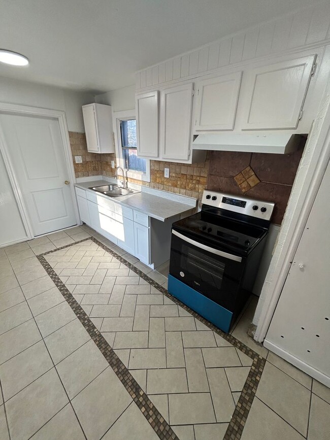 Building Photo - Upgrade your living arrangements