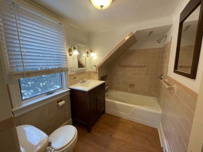 Building Photo - Timeless Spacious 3br + Den/2ba Edina Home w/Hardwood Floors, Large Yard, 2 Car Garage