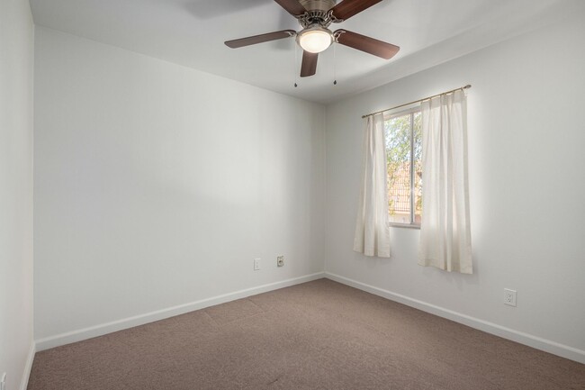 Building Photo - Charming 3 bedroom townhouse in Glendale!