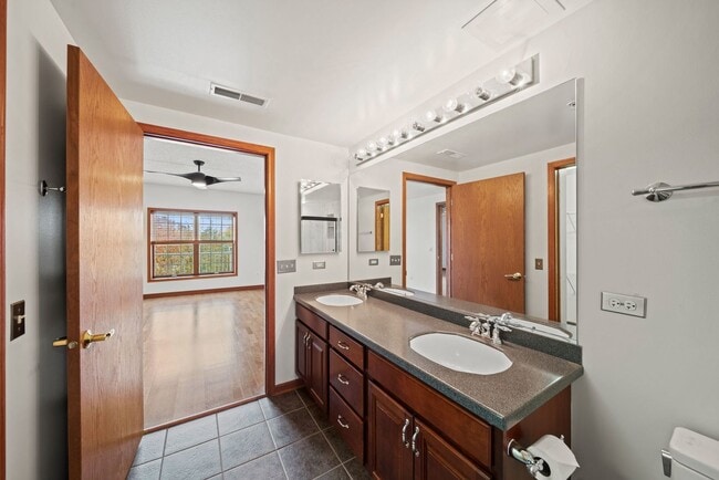 Building Photo - 601 W Rand Rd