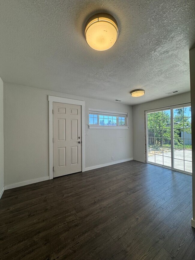 Building Photo - Spacious 4 Bed, 3 Bath House for Rent