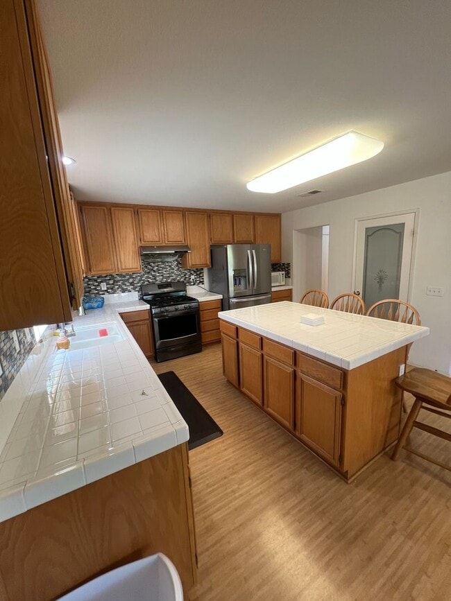 Building Photo - Spacious 6-Bedroom Home with Loft in Prime...