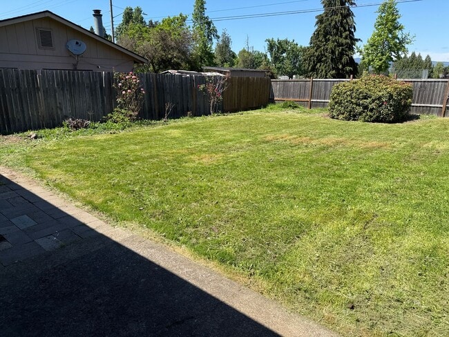 Building Photo - Discover this 3-bedroom 2-bathroom house in a great neighborhood!