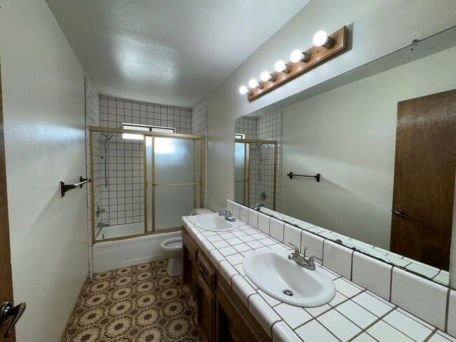 Building Photo - 3 Bedroom/2 Bath Home Off of South H Near ...