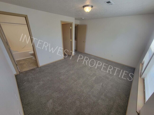 Building Photo - *1ST MONTH'S RENT FREE PROMO* 4 Bedroom Home Near Brentwood Park w/Garage, Fenced Yard & Gas Fire...