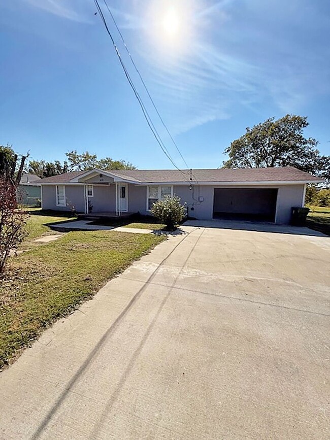 Building Photo - Nice 3 Bdrm 1 Bath Home in Gunter Texas