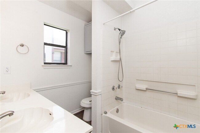 Building Photo - 214 Appaloosa Dr
