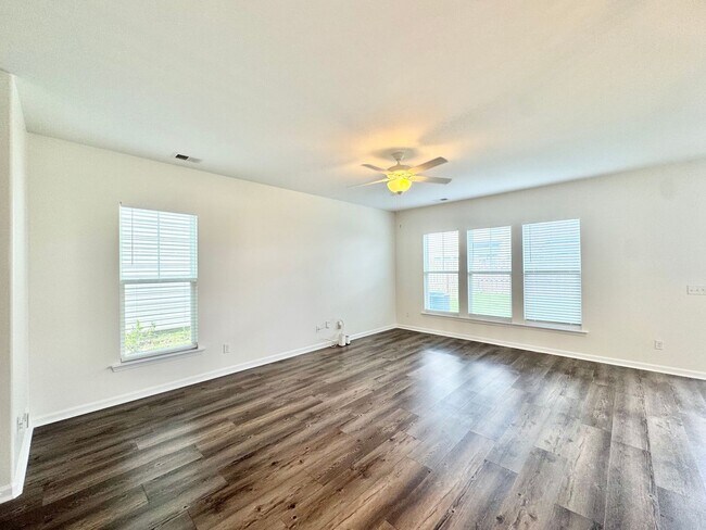 Building Photo - 28 Pomona Cir