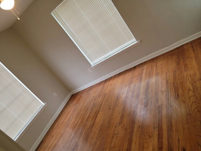 Building Photo - 1528 Steves Ave