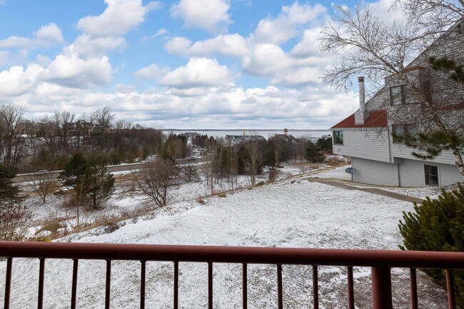 Building Photo - Gorgeous 3 Bedrooms 2 Bath Condo Lake View...