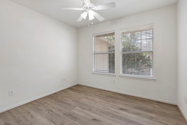 Building Photo - 67 Woodlily Pl