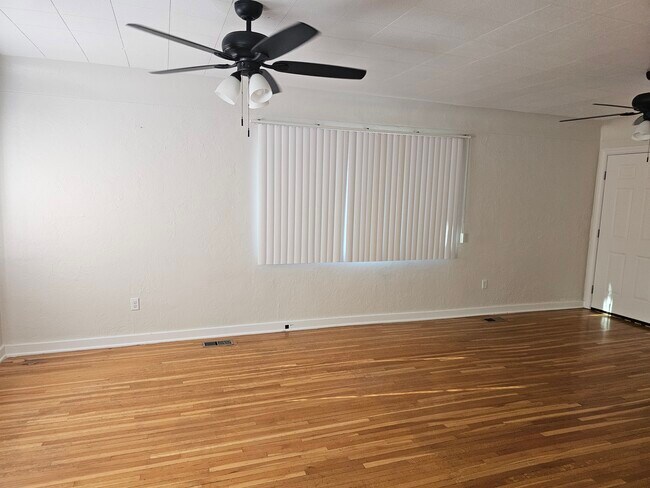 Building Photo - 503 Main St