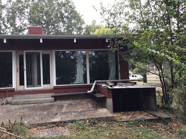 Building Photo - 5323 NW Edgewood Cir