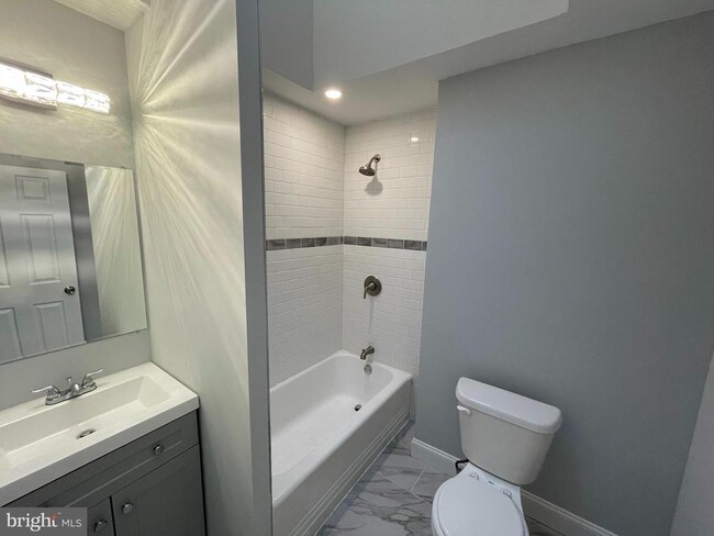 Building Photo - 532 E Mayland St