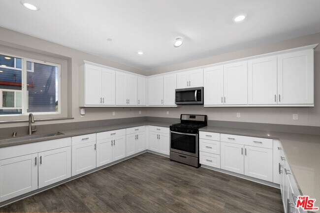 Building Photo - 757 Daniel Freeman Cir