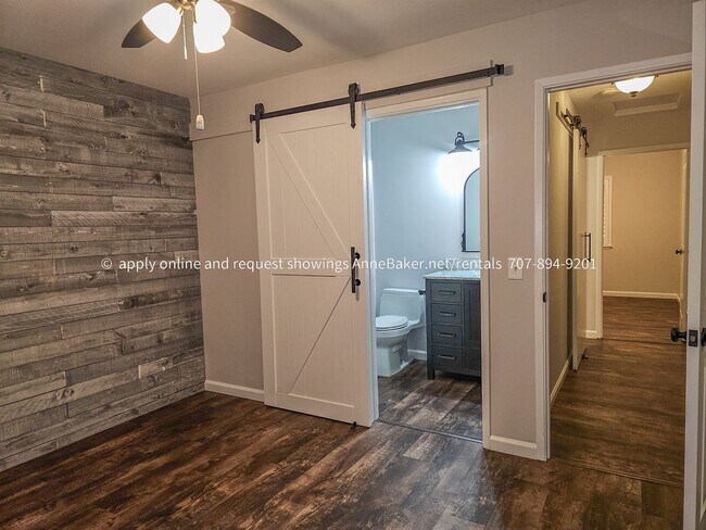 Building Photo - Exquisitely Updated Condo - Must See