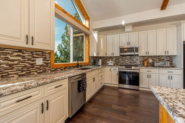 Building Photo - Stunning 4-Bedroom Home with Amazing Views, EV Charger & Solar in Big Bear!